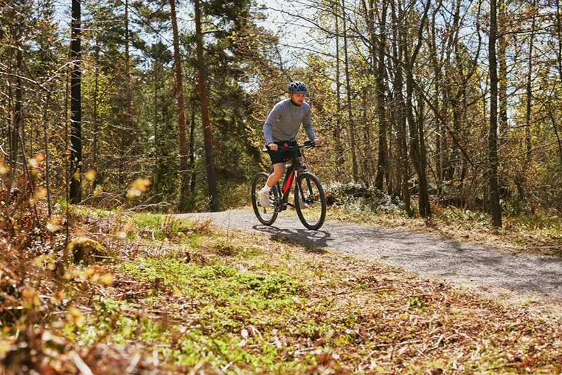 Syklist på en sti med en Momas Jason elsykkel
